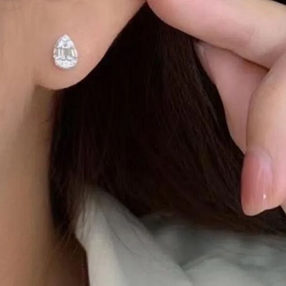 The Tiny Teardrop Stud earrings in 925 and brilliant cubic zirconia - Picture 4 of 9